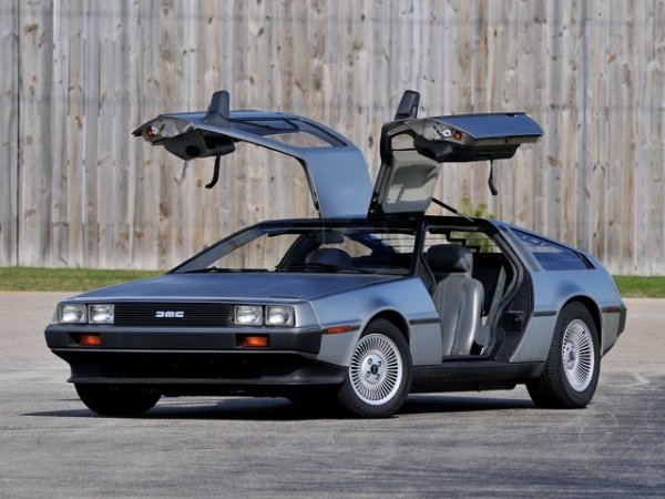 DeLorean DMC-12 определено е един от първите три в серията Gullwing. Автомобилът се появява на американския пазар през 1981 г. и изчезва от погледа през 1983-а. Ролята в култовия филм „Завръщане в бъдещето“ и интригуващата история правят така, че DeLorean да бъде помнен завинаги.

Основният акцент на DeLorean DMC-12 са вратите. Конструкторът Джон Делориън твърди, че те и само те осигуряват по-голяма безопасност при страничен удар. Общо са произведени около 9000 DMC-12, от които се смята, че приблизително 8000 са оцелели и до днес.